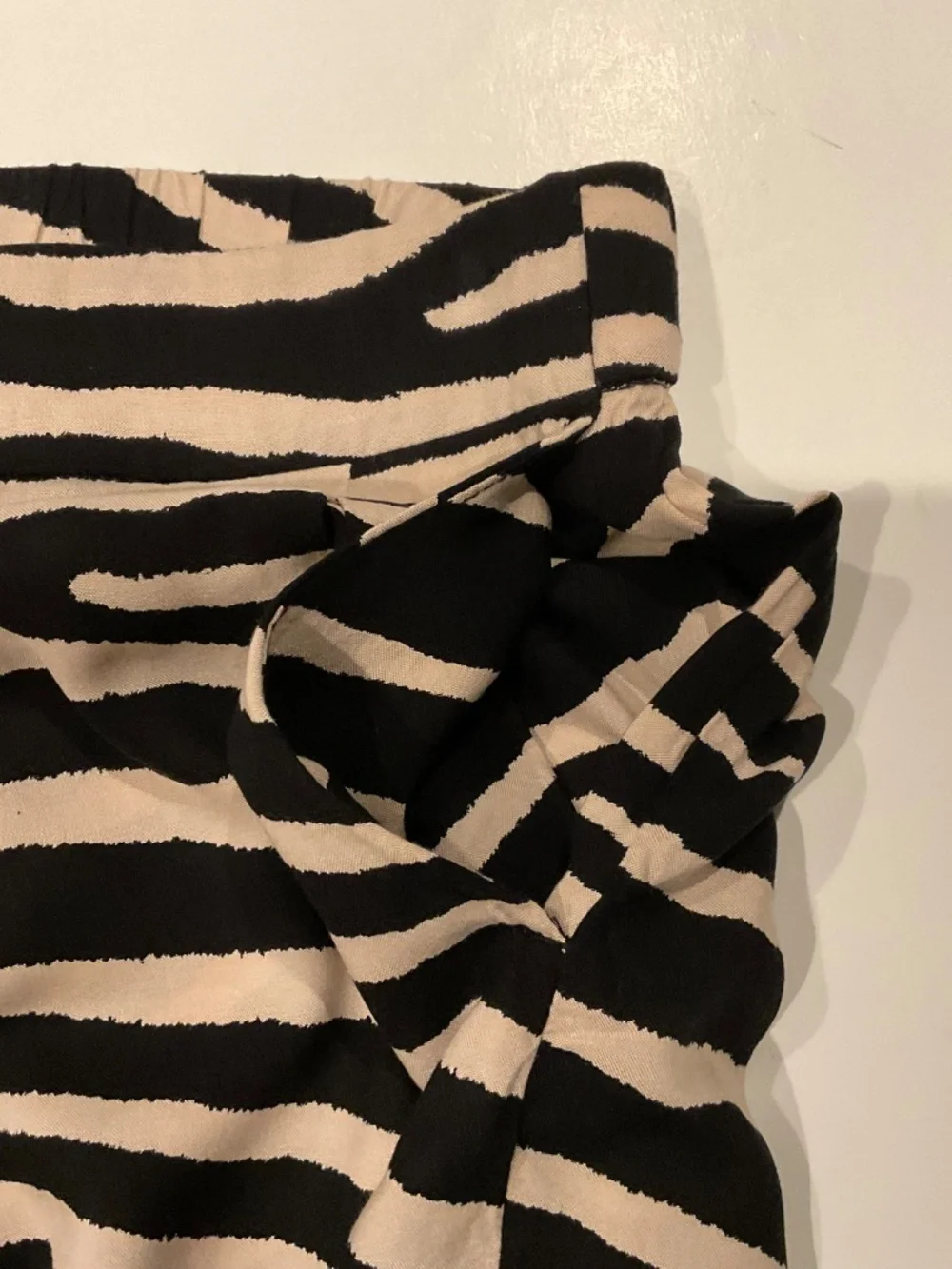H&M Zebra Print High-Waisted Pleated Shorts Sz 4 Cream Black Boho Chic Mob Wife